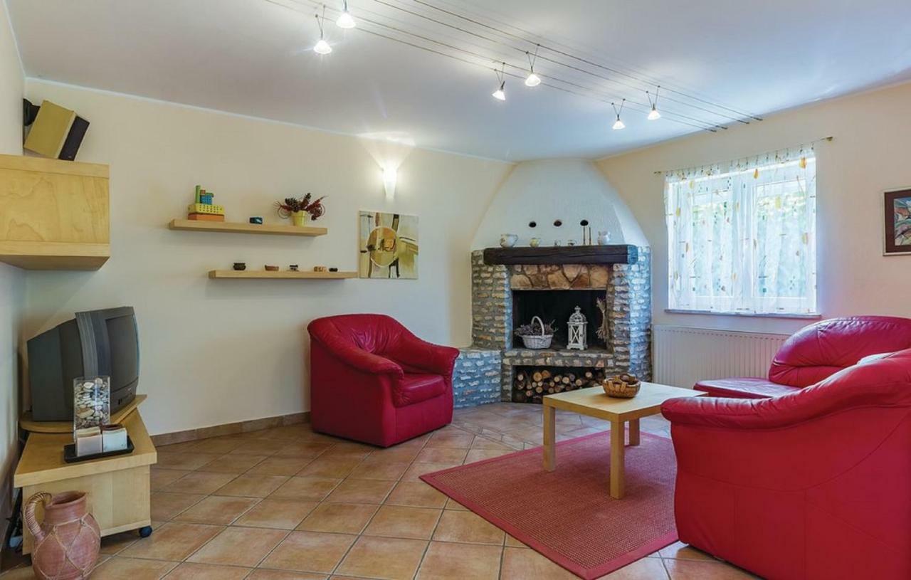 House Barbara